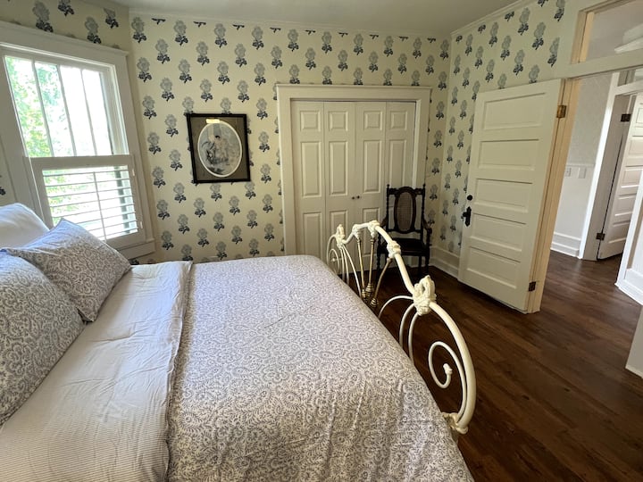 เตียงควีนไซส์ห้องนอนชั้นบน # 2