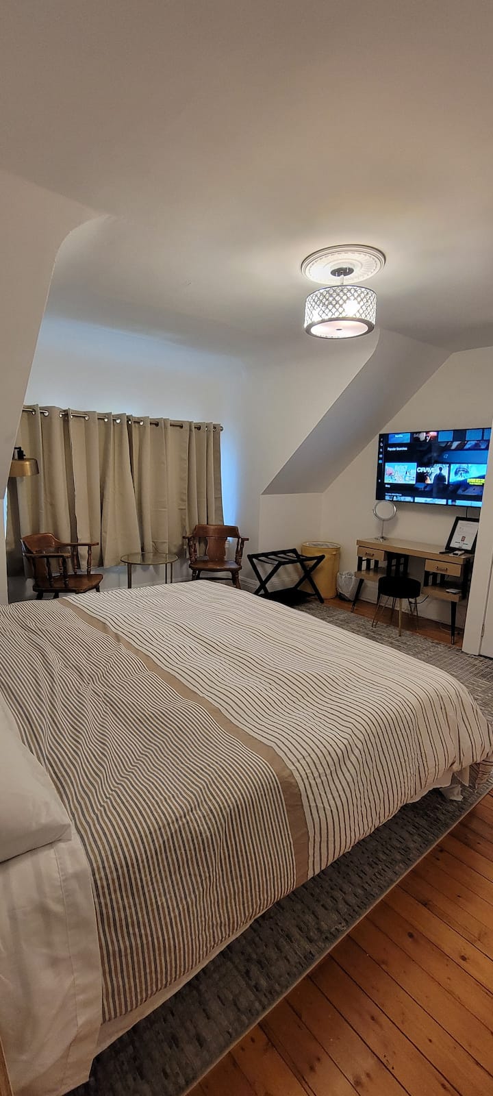 سرير بحجم كبير مع بياضات ووسائد ولحاف عالية الجودة. تحتوي هذه الغرفة على الكثير من الضوء الطبيعي وخزانة الملابس. 