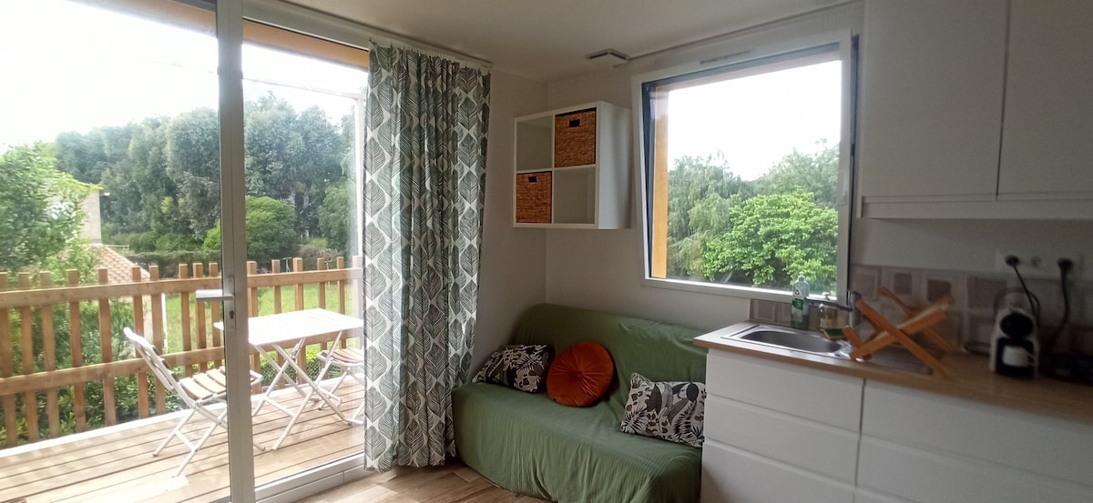 Top Airbnb: Studio with balcony in a house with swimming pool in Hyères