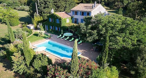 Provençal bastide sleeps 13