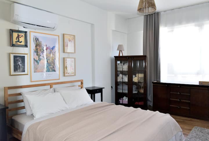 Këtu mund të shohësh njësinë e kondicionerit, krevatin dopio 160x200 cm dhe dollapët e veshjeve që ofrojnë shumë hapësirë për ruajtje. Perdet e errëta të lejojnë të kontrollosh dritën natyrale, duke krijuar ndriçimin e përsosur për çdo kohë të ditës.