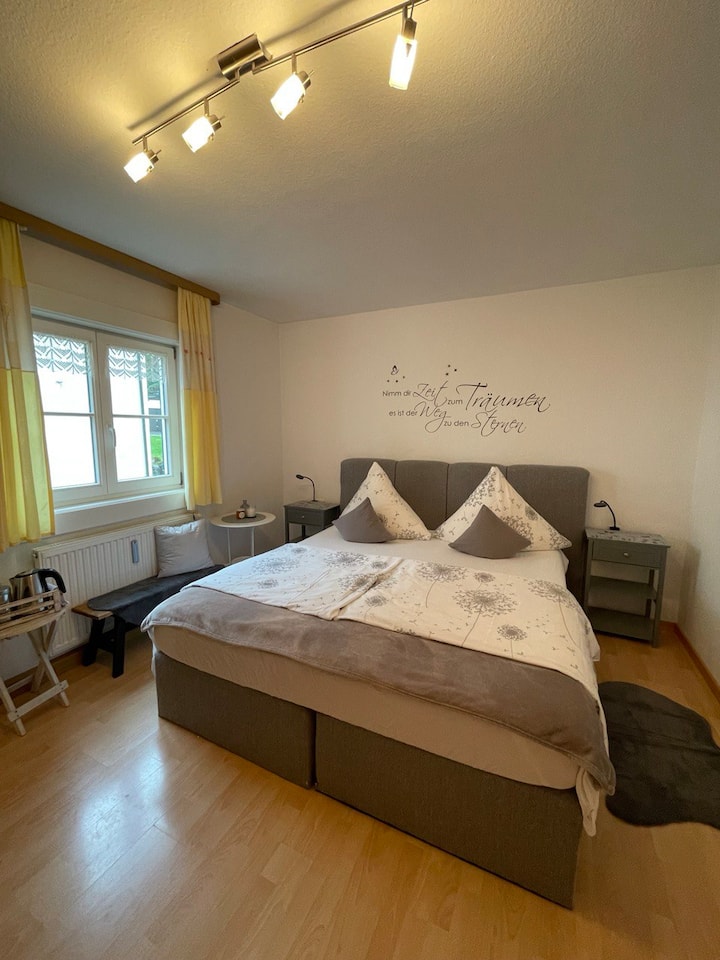 Დამატებითი ორადგილიანი ოთახის დაჯავშნის შესაძლებლობა ცალკე საშხაპითა და უნიტაზით ბინის გვერდით