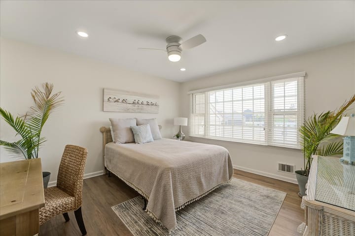 The 4th and front bedroom offers a comfy queen bed and a desk to get that work done in between pool time! 