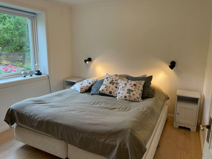 ორადგილიანი საწოლი, ტუმბო საწოლთან და ტანსაცმლის სათავსო.