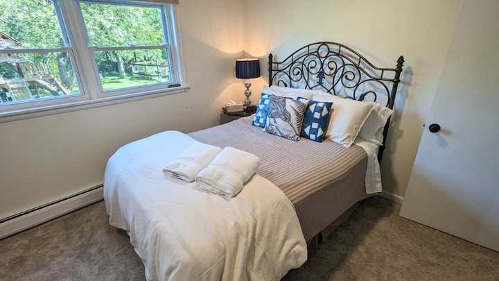 Cama queen en el dormitorio 2 con baño adjunto en suite.
