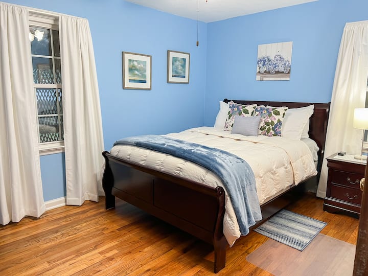 Сината соба е последната соба лево кога одите по ходникот. Има прозорец кон задниот и страничниот двор. 