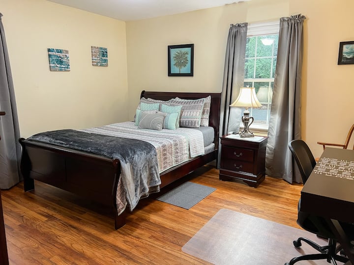 Жолтата соба е втората спална соба десно по ходникот. Има преден двор и страничен двор свртени кон прозорците