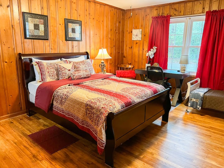 Црвената соба е првиот простор за спиење десно кога се симнувате по ходникот. 