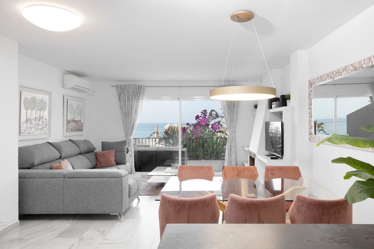 Successful Airbnb property: Beachfront, 2-bedroom apartment with a sea view in Mijas