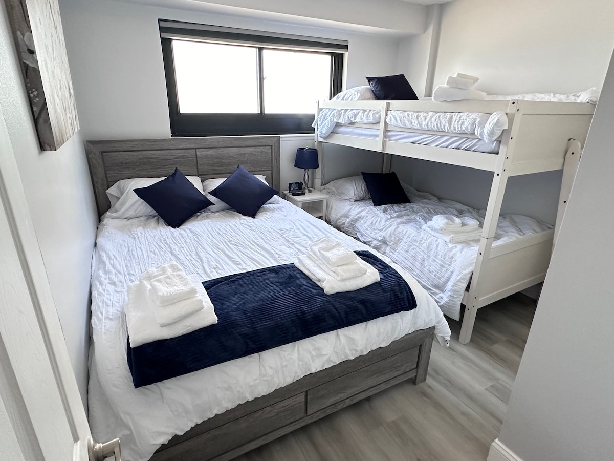 ห้องนอนผู้เข้าพักมีเตียงควีนไซส์ที่สะดวกสบายมากและเตียงสองชั้นคู่ มีทีวีโรกุในห้องด้วย 