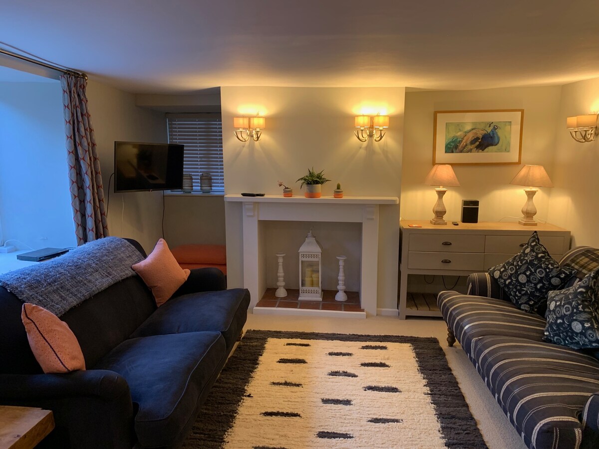 Top Airbnb: Tucked Away Cottage in Central Cirencester in Cirencester