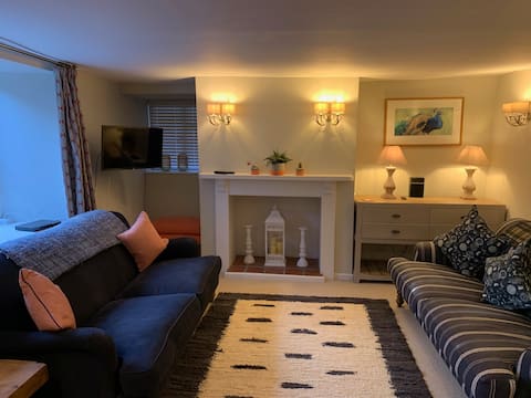 Top Airbnb: Tucked Away Cottage in Central Cirencester in Cirencester