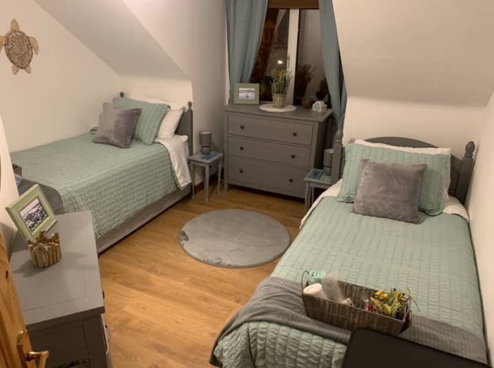 تحتوي هذه الغرفة على سريرين مفردين وخطافات وشماعات لتعليق الملابس وصندوق الأدراج والمرآة. توفر غرفة الملابس بين هذه الغرفة وغرفة النوم الرئيسية الكثير من مساحة تخزين الخزانة الإضافية ومرآة وطاولة أكبر.