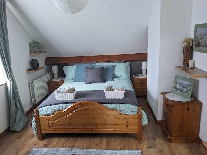 سرير بحجم كينج في المملكة المتحدة! تلفزيون مع روكو وأريكة. سخان كهربائي للأجواء أو ليالي الشتاء الباردة الإضافية! تحتوي هذه الغرفة على حمام داخلي خاص بها مع دش.