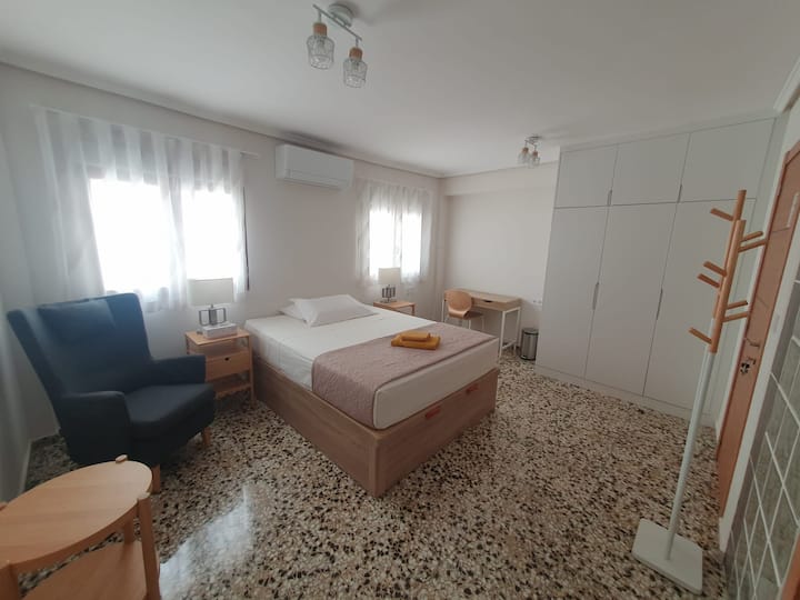 Large Furnished Room With Bathroom Per Month. - Valence en Espagne