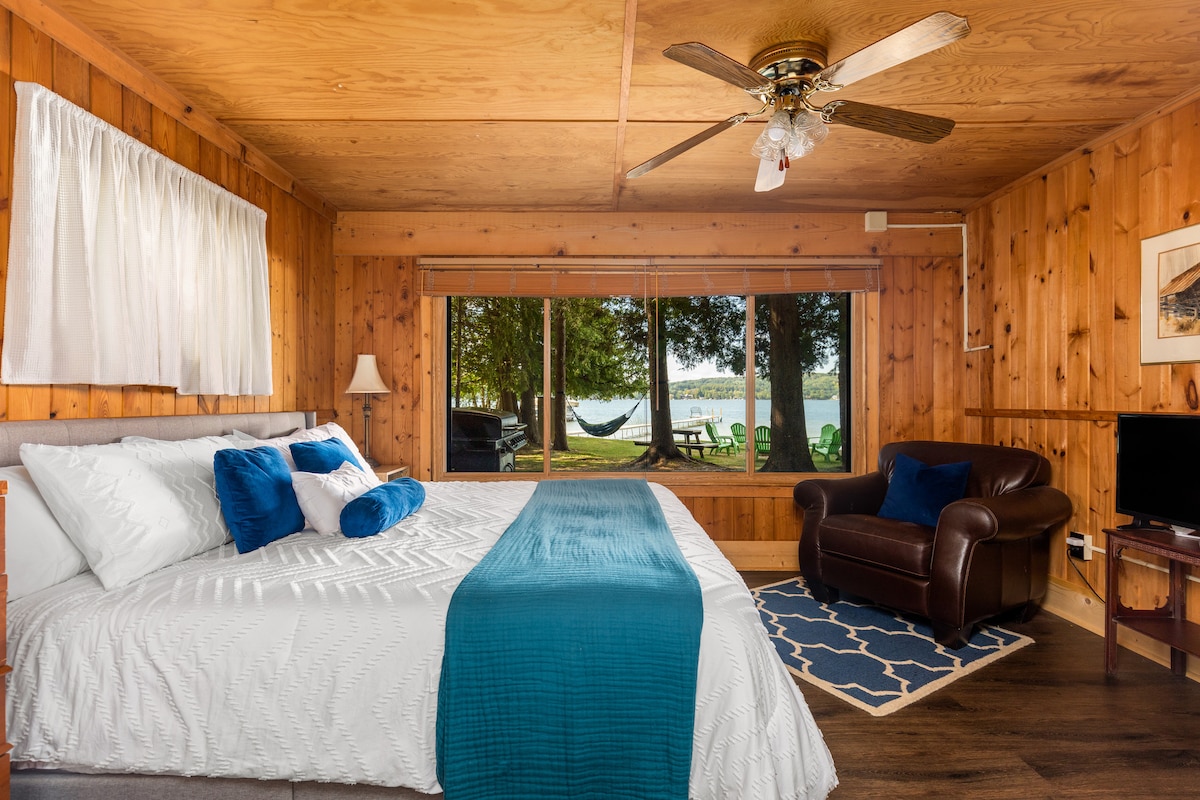 Пространата главна спална соба има брачен кревет, простор за седење и големи прозорци со неверојатен поглед кон езерото. Во комплет со плакар, гардеробери, ноќна масичка со порти за полнење и полица за книги, оваа соба е совршена за релаксација и удобност.