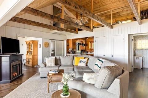 Lakefront Cottage: Private Beach & Dock