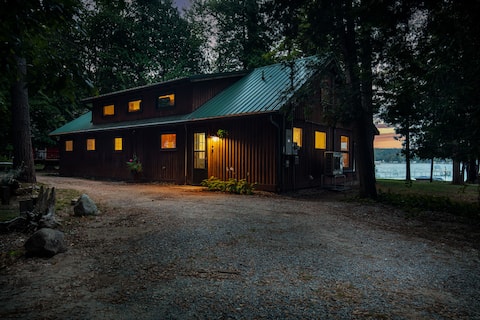 Holiday Escape: 5BR Lakefront, Family & Dog Ready