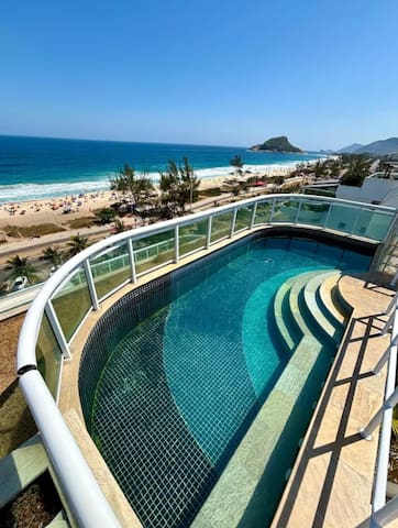 Duplex Frente a Praia | AC, Piscina + Garagem