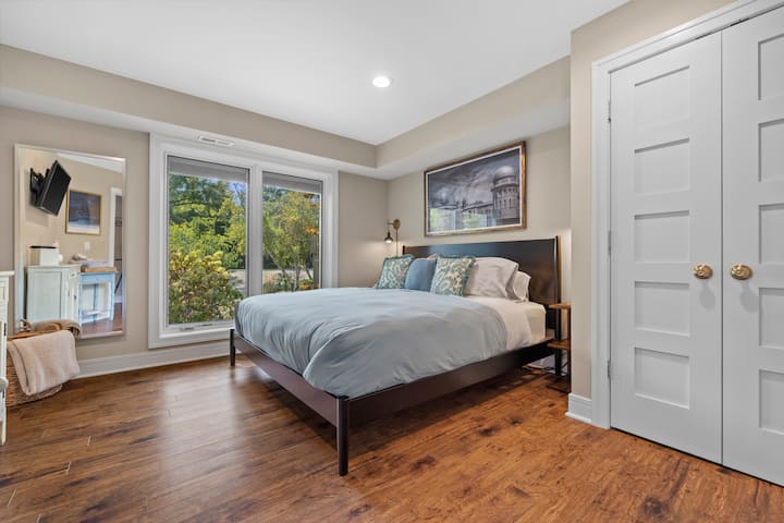 Cama king, espejo de cuerpo entero, TV