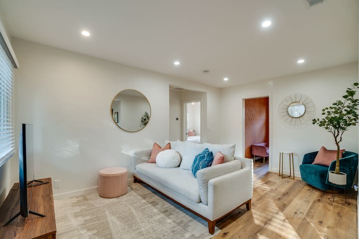 Stylish Home Office • Walk to Shops • Fenced Yard