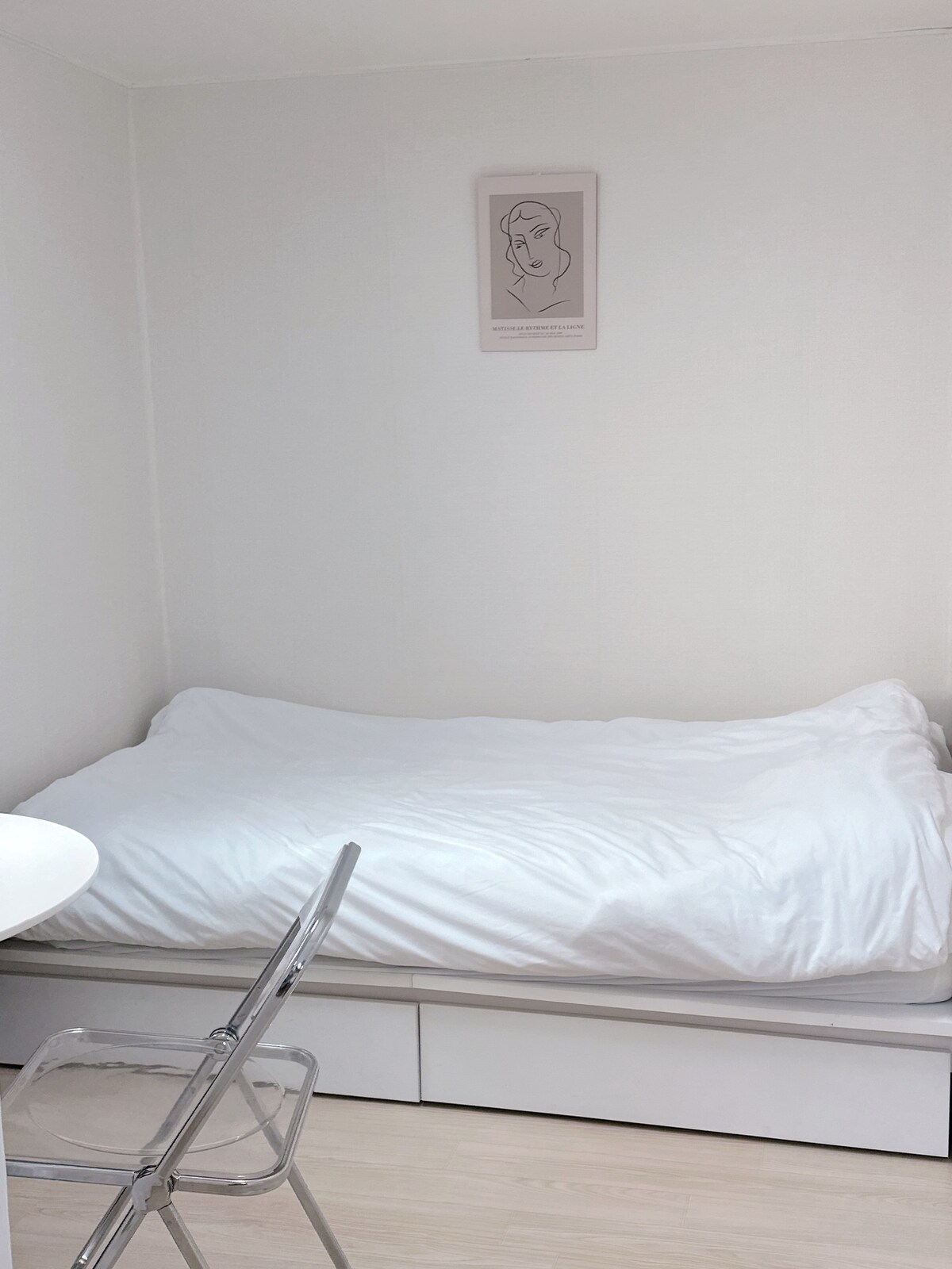 < Habitación 1 > Ropa de cama limpia y cómoda de estilo hotelero, cama super individual