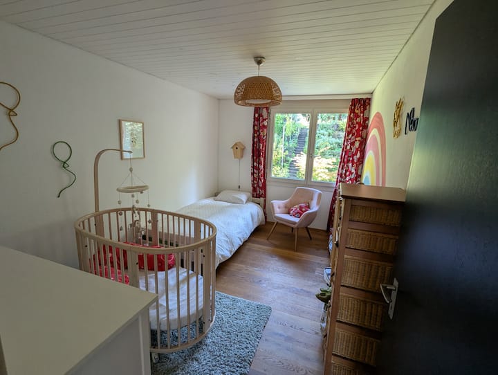 Dhoma e gjumit 3 me krevat tek dhe krevat fëmijësh