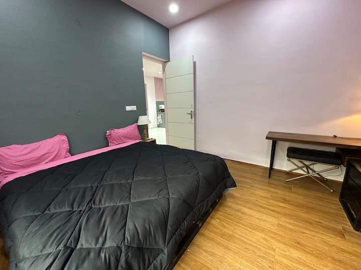 1. spavaća soba s bračnim krevetom i radnim stolom 