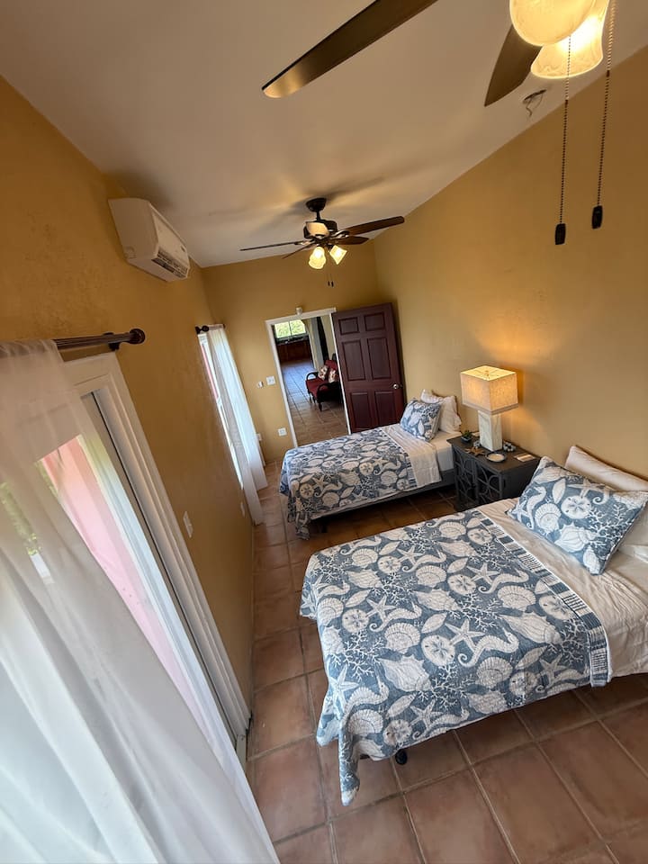 Dhomë e re me krevat dopio dhe A/C me pamje nga deti dhe fushë golfi 