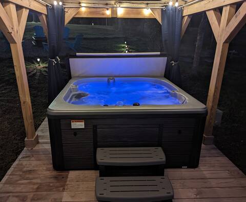 Lindsey's Lakeside Hideaway with hot tub & firepit