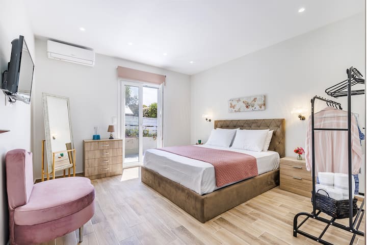 Amplio dormitorio que ofrece privacidad y facilidad.