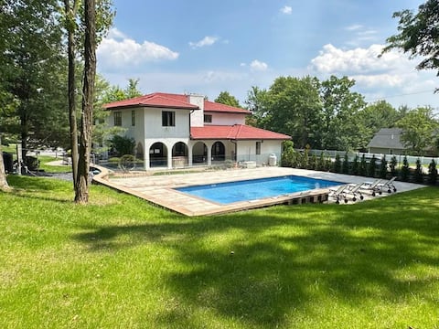 15 min to Mt Peter ski area.
5BR hot tub fire pit