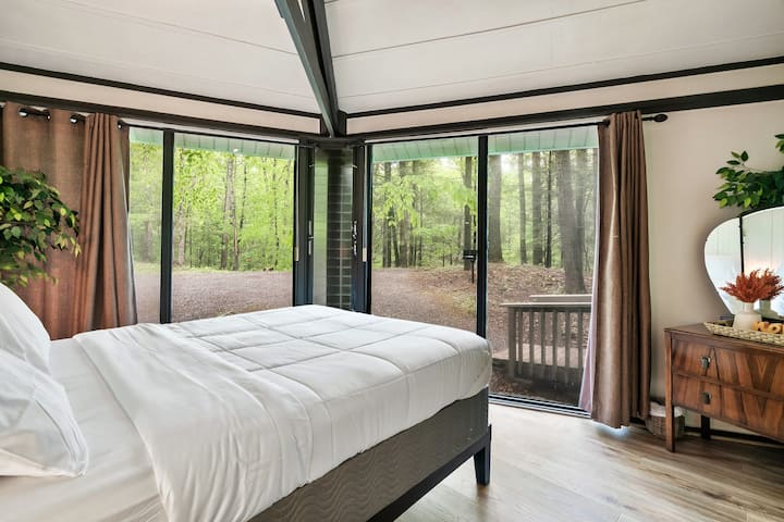 ห้องนอนมีวิวธรรมชาติตั้งแต่หน้าต่างจากพื้นจรดเพดาน บริเวณที่นอนเตียงขนาดควีนไซส์มีฟูกนอนที่สะดวกสบายเพื่อกล่อมให้คุณนอนหลับในขณะที่คุณดูภาพยนตร์หรือซีรีส์เรื่องโปรดของคุณบนสมาร์ททีวี