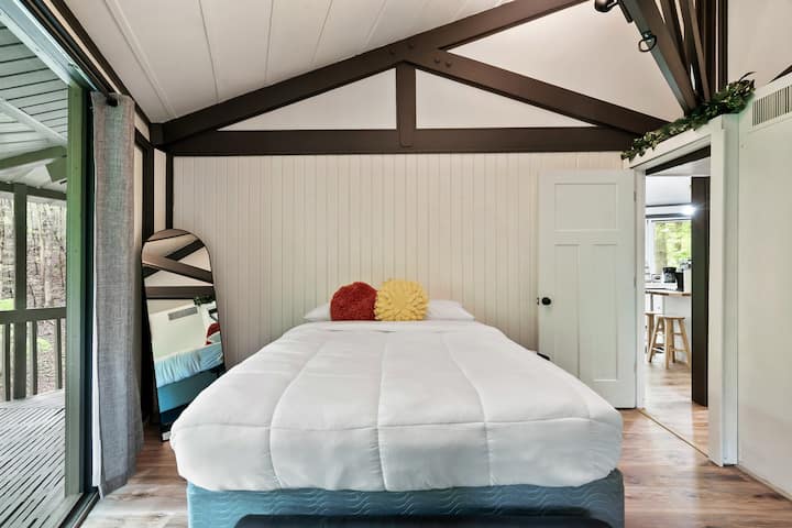 ห้องนอนมีวิวธรรมชาติตั้งแต่หน้าต่างจากพื้นจรดเพดาน บริเวณที่นอนเตียงขนาดควีนไซส์มีฟูกนอนที่สะดวกสบายเพื่อกล่อมให้คุณนอนหลับในขณะที่คุณดูภาพยนตร์หรือซีรีส์เรื่องโปรดของคุณบนสมาร์ททีวี