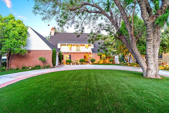 Architechtural Masterpiece 5 min walk to Rose Bowl