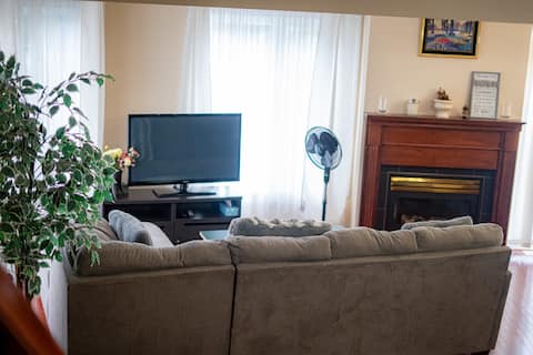 Top Airbnb: Quiet & Cozy Home Away From Home in Aylmer