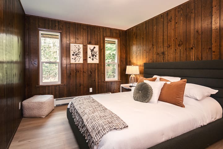Inclus : inclus dans le prix de la location. Une chambre confortable et sereine avec de riches panneaux de bois, un lit moelleux avec des oreillers aux tons de terre et de délicates œuvres d'art sur le thème des oiseaux pour une touche inspirée de la nature.