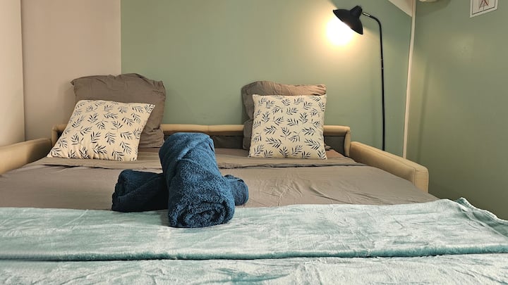 ห้องนั่งเล่นพร้อมเตียงโซฟาให้บรรยากาศผ่อนคลายด้วยโคมไฟอ่านหนังสือที่เหมาะสำหรับการพักผ่อน ที่พักมีบรรยากาศที่สงบเหมาะสำหรับการพักผ่อนในช่วงเย็น