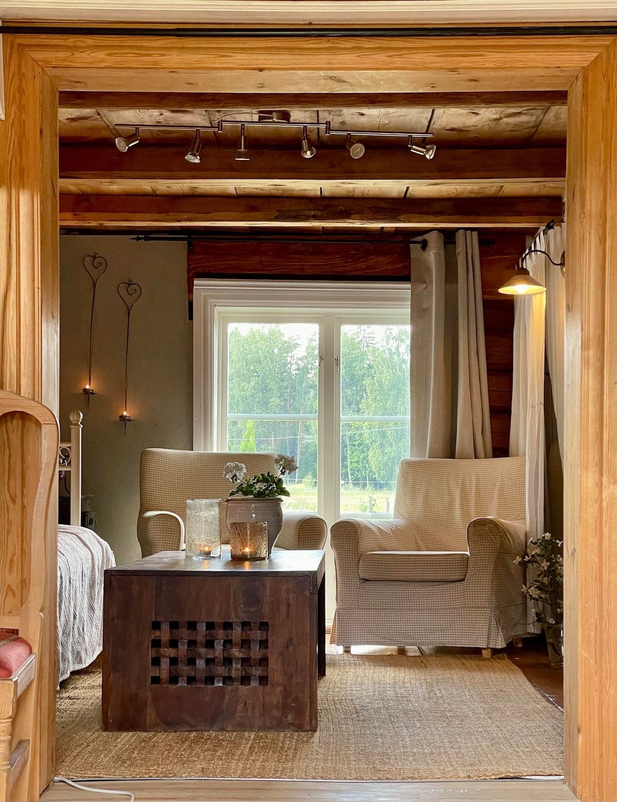 أسقف منخفضة في غرفة المعيشة وهي أيضًا غرفة النوم 2.