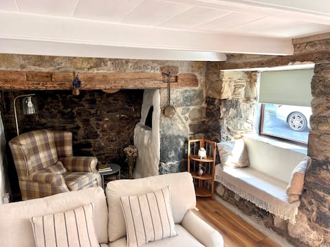 16th Century Cottage in the heart of Mullion
