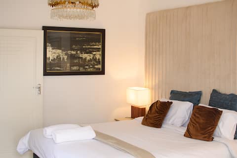 iYula Townhouse | 24/7Power |Pool| Wi-Fi| Bespoke!