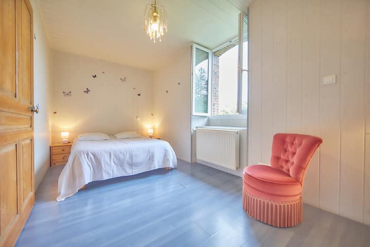 ตื่นขึ้นมาพบกับธรรมชาติในรังไหมหวานๆ

ลองจินตนาการถึงการลืมตามองสวนสีเขียว เตียงคู่ขนาด 140/190 ซม. ช่วยให้นอนหลับสบาย
พระอาทิตย์ขึ้นบุกเข้ามาในที่พักและน่าอยู่