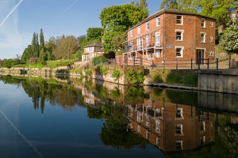 3 Bedroom House - Overlooking River - Town Centre