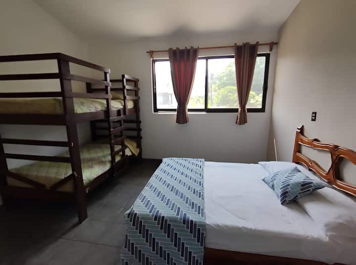 卧室配有双人床和双层床（两张单人床）。 