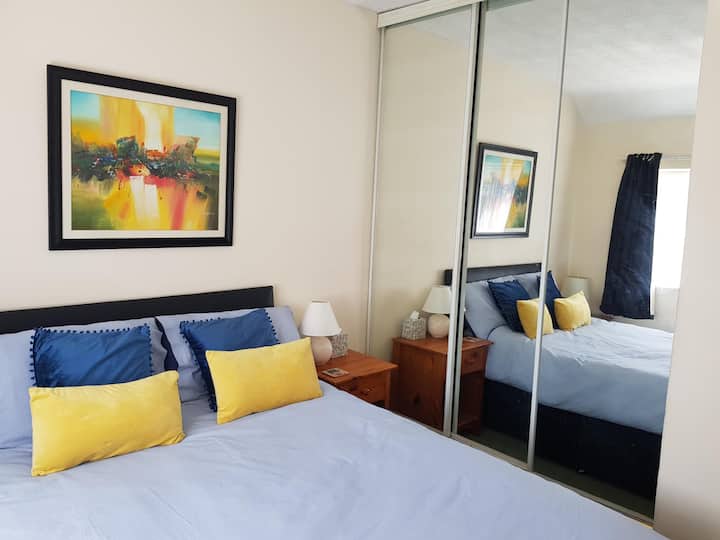 Este cómodo dormitorio doble tiene un armario enorme, un gran espacio para guardar maletas, además de cajones y cortinas opacas. En el armario hay almohadas y mantas adicionales.