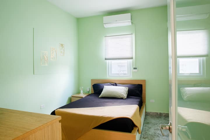 Zimmer mit Queensize-Bett, Kommodenschrank und Schreibtisch mit Spiegel
