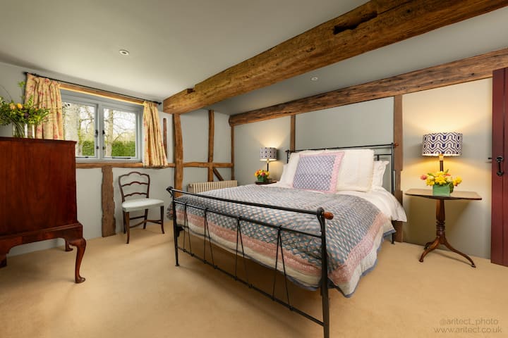 Quarto de hóspedes 2 com cama king size, cômoda, ganchos nas paredes para pendurar e uma cama de solteiro com uma cama de caminhão abaixo