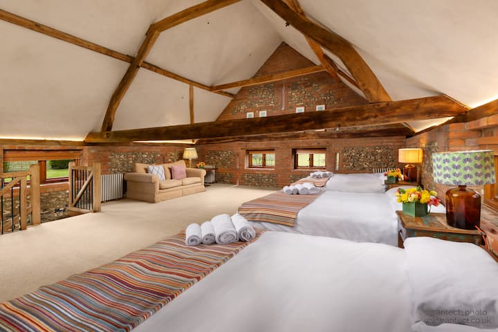 Quarto 3 - estilo dormitório, x3 camas king, por favor, note que este é um quarto mezanino e aberto para a área de estar principal.