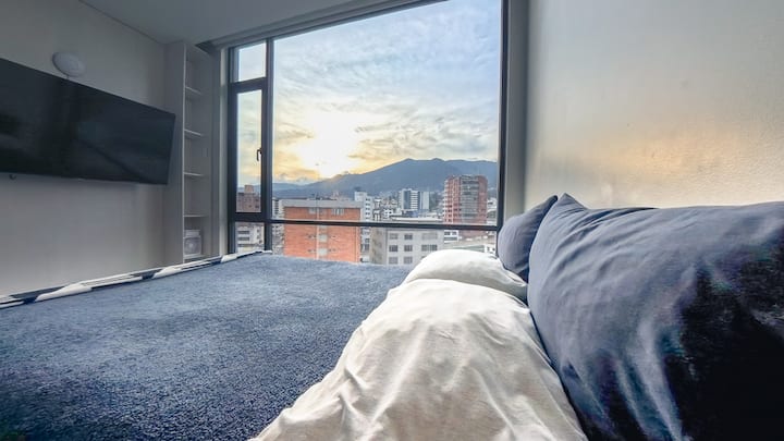 Splendida vista sul vulcano Pichincha dalla tua suite al 7° piano.