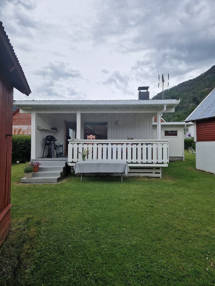 Moderne Hytte På Stranden Med Stor Tomt I Solvorn - Solvorn